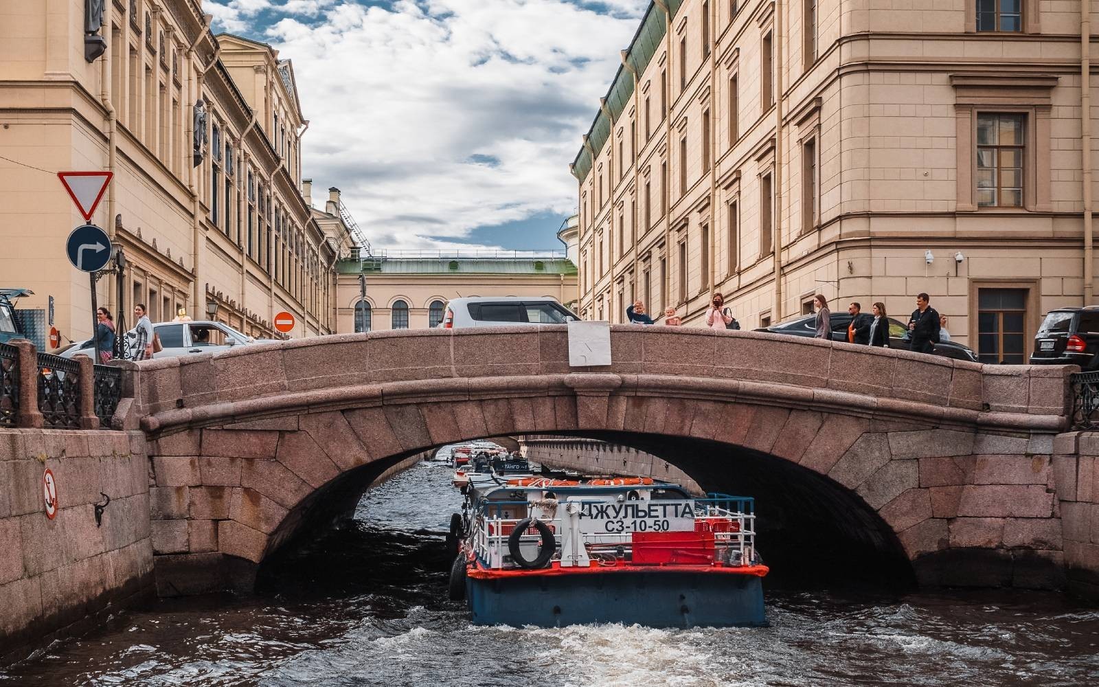 Теплоход идет под мостом в Петербурге