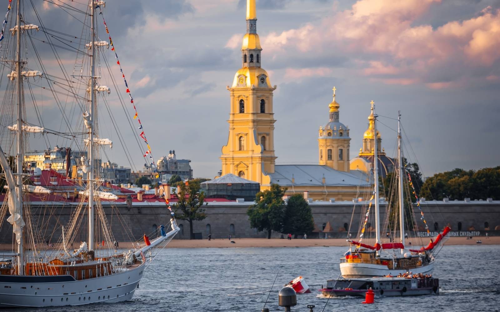 Вид с теплохода на Санкт-Петербург