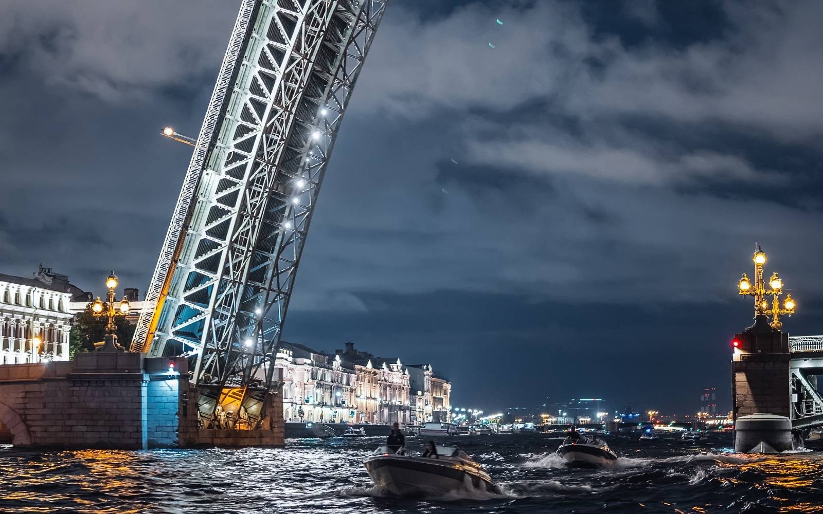 Развод дворцового моста в период Белых ночей