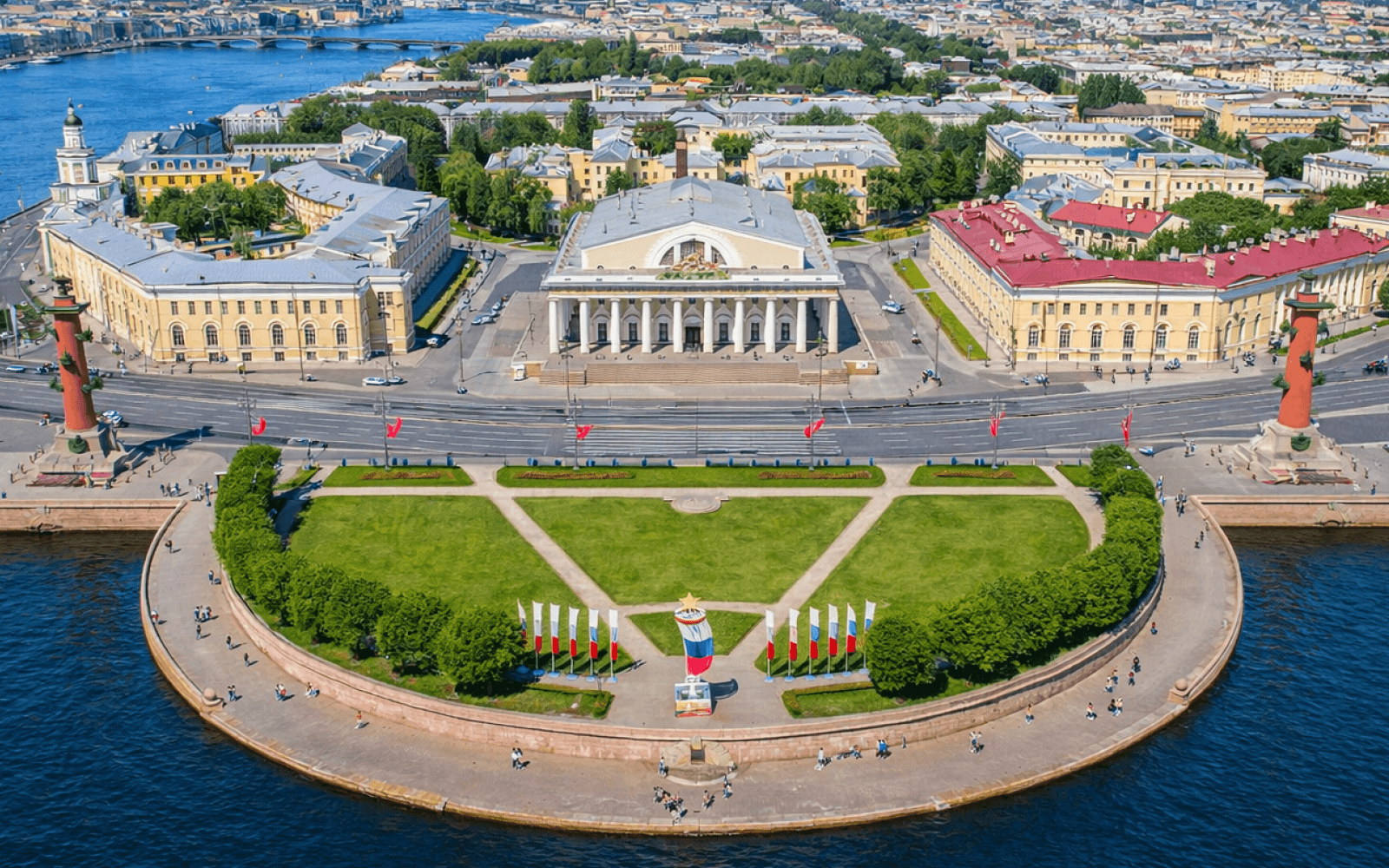 Стрелка Васильевского острова: история, Ростральные колонны и главная панорама Санкт-Петербурга