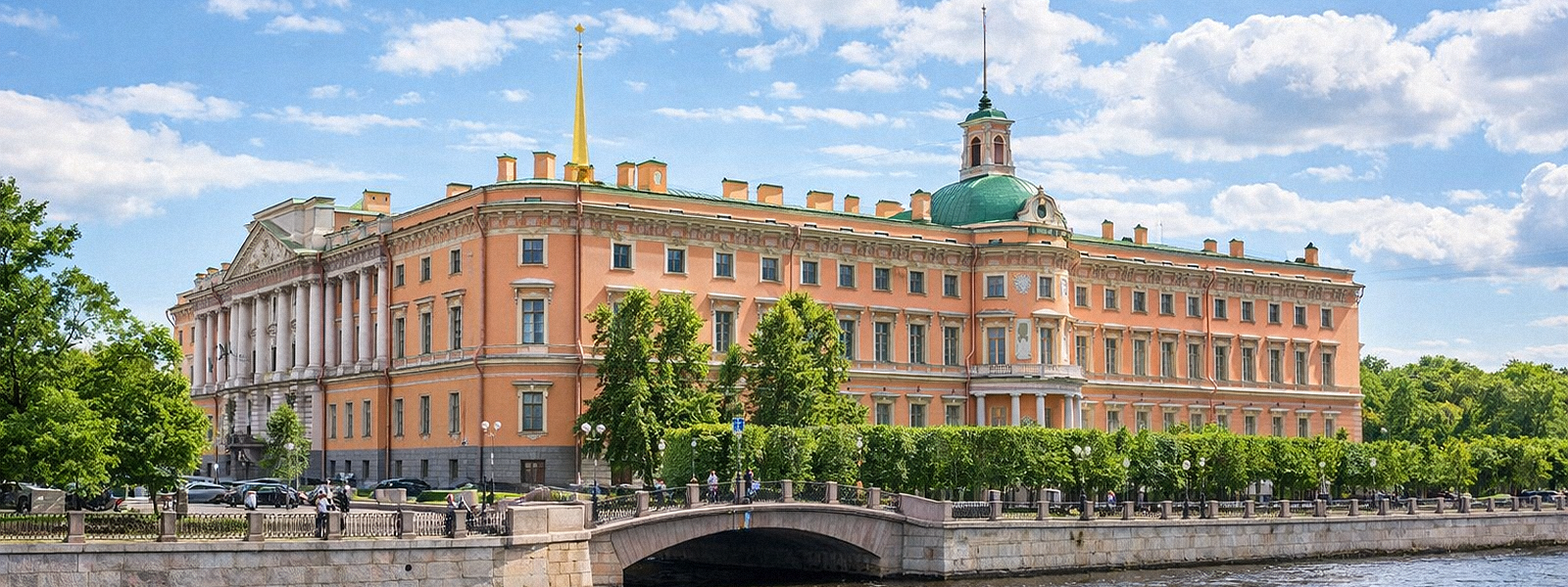 Вид на Михайловский замок в Санкт-Петербурге