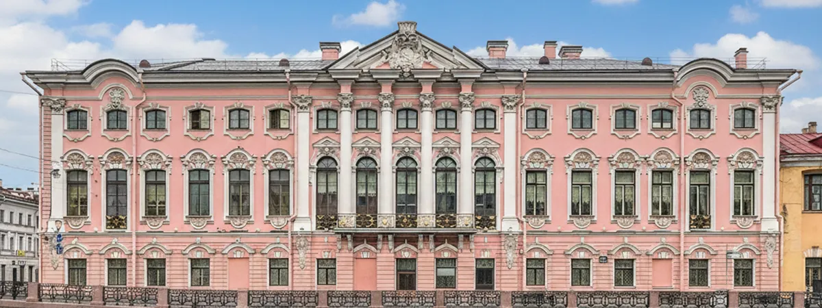 Строгановский дворец ночью в Санкт-Петербурге
