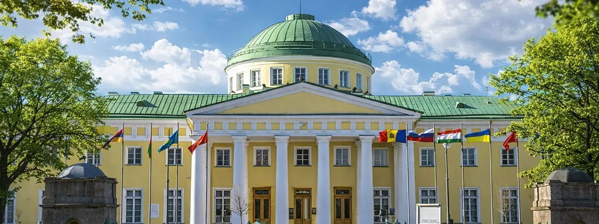 Таврический дворец ночью в Санкт-Петербурге
