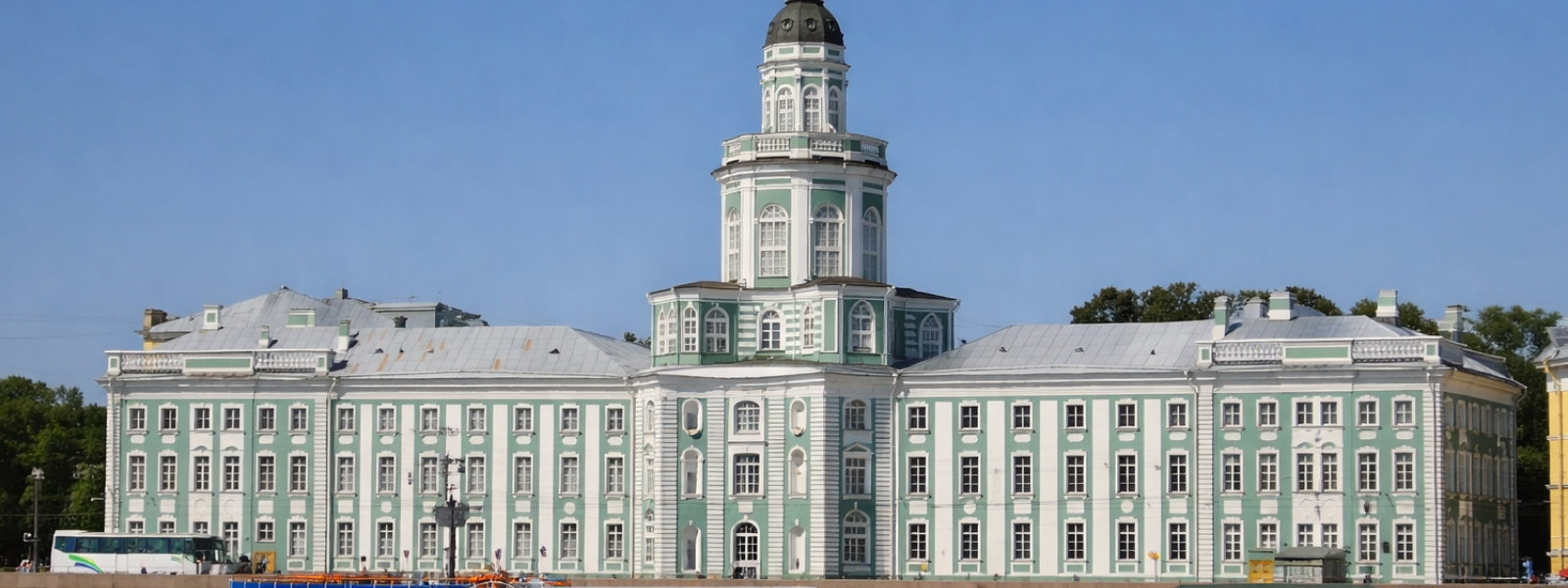 Кунсткамера в Санкт-Петербурге — здание первого музея России на Университетской набережной