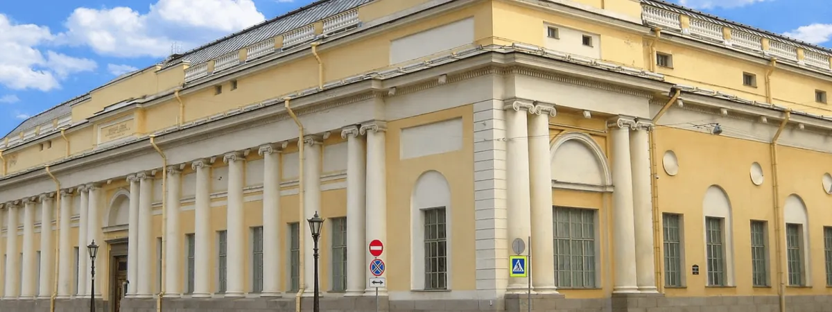 Корпус Бенуа ночью в Санкт-Петербурге
