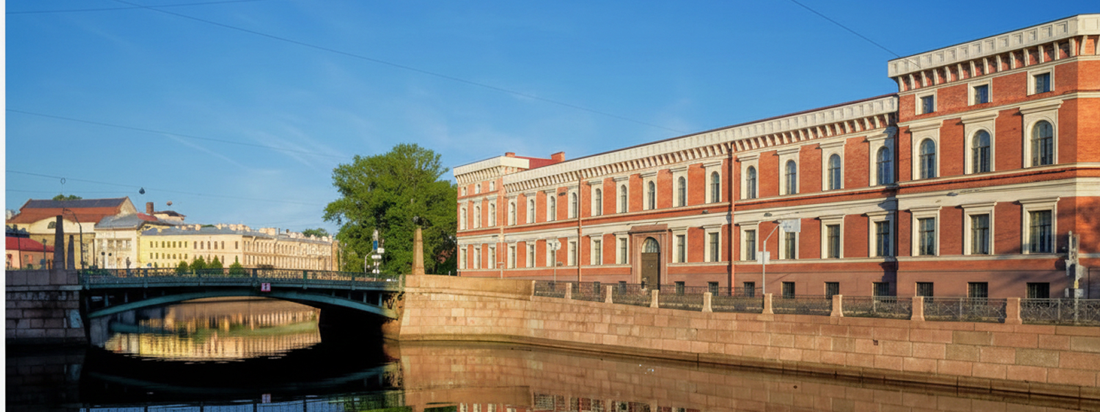 Центральный военно-морской музей в Санкт-Петербурге, вид с набережной Мойки