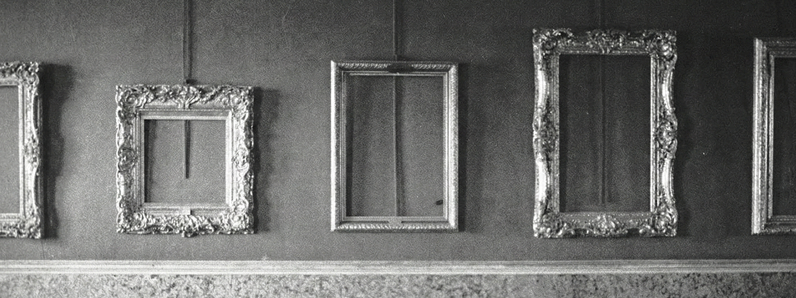 Пустые рамы в Эрмитаже во время блокады