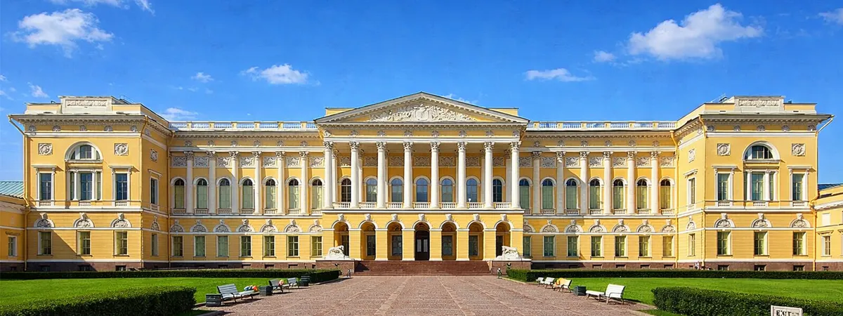 Михайловский дворец ночью в Санкт-Петербурге