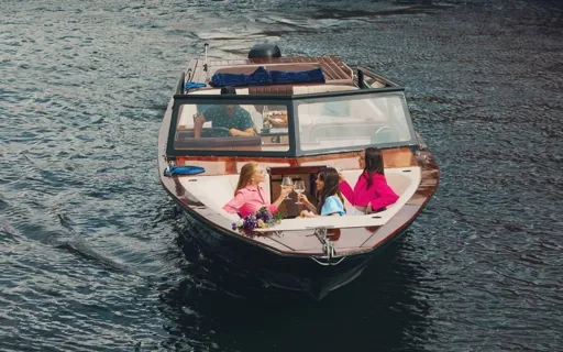 Индивидуальная прогулка по рекам и каналам на катере Blueberry