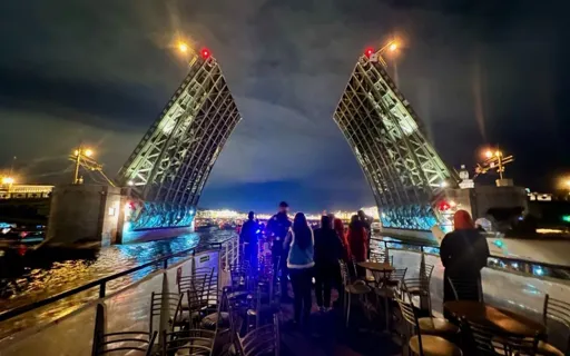 Ночная дискотека на теплоходе «Duck-a-Dance» под разводными мостами