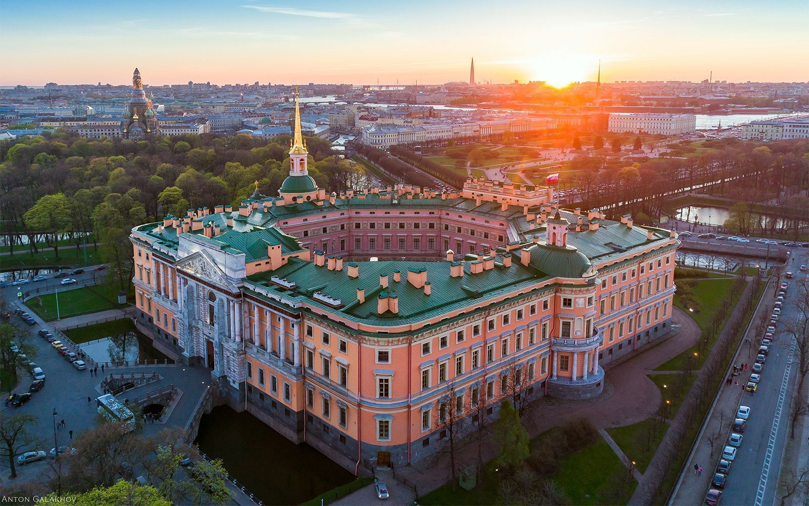 Экскурсия в Михайловский замок: фасады замка и атмосфера рыцарской резиденции